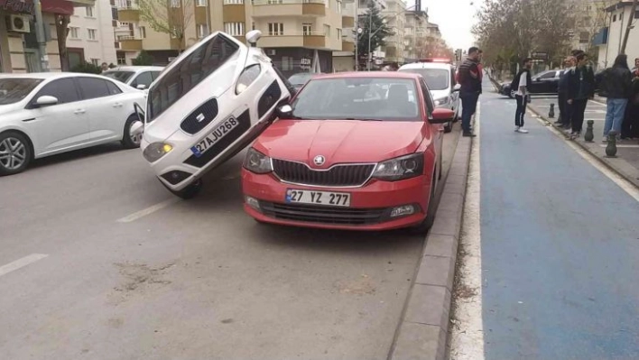 Kaza yapan araç park halindeki aracın üzerinde asılı kaldı