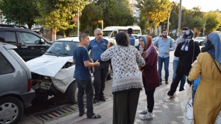 Kaza yapan araç sürücüsü otomobili bırakıp kaçtı