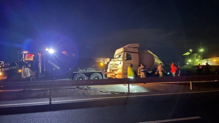 Kaza yapan yakıt yüklü tanker ekipleri alarma geçirdi