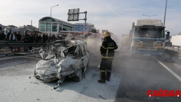 Kazaya karışan araç alev alev yandı: 2 yaralı