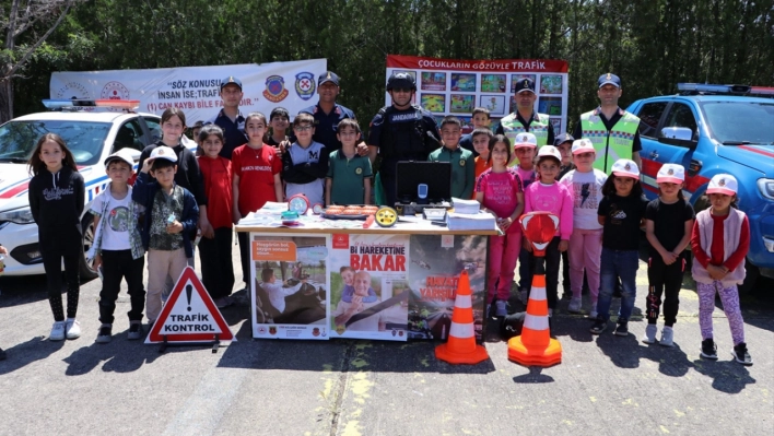 Keban'da jandarmadan çocuklara uygulamalı trafik eğitimi