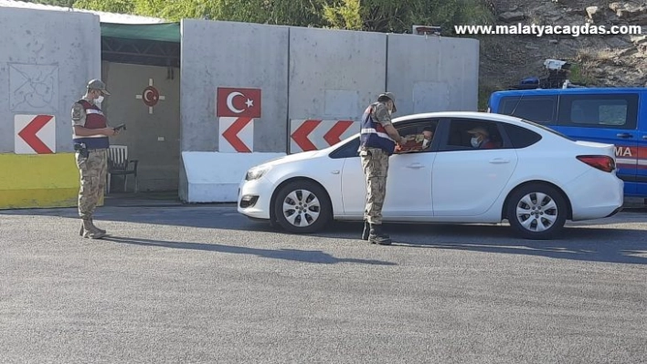 Jandarma uygulama yapıp vatandaşın bayramını kutladı