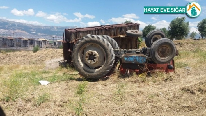 Kendi kullandığı traktörün altında can verdi