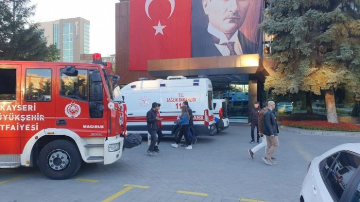 Kendine zarar veren şahıs belediye binasında kendini lavaboya kilitledi