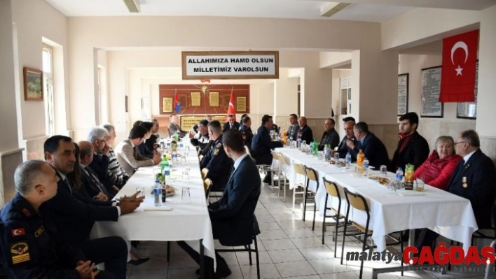 Kıbrıs Barış Harekatı'na katılan  gazilere milli mücadele madalyası ve beratı verildi