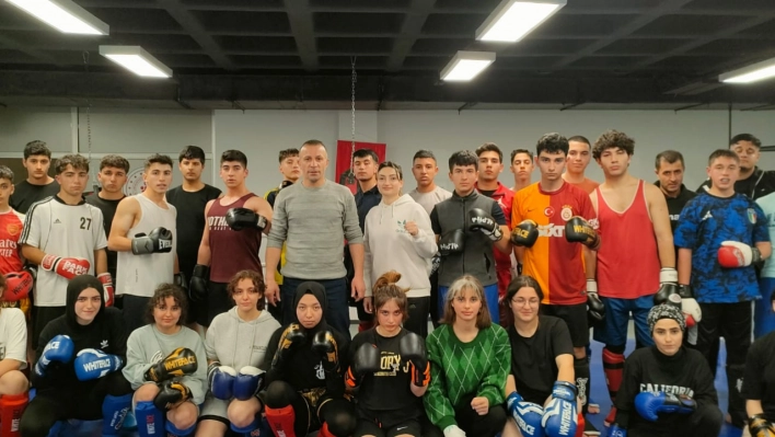 Kick boks ve muaythai branşında şampiyonlar yetiştiriyor