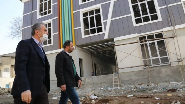 Kılınç, gençlik merkezi inşaat alanında incelemelerde bulundu