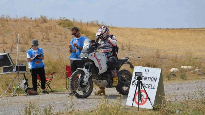 Kilometrelerce yol kat ederek Sivas'tan geçtiler