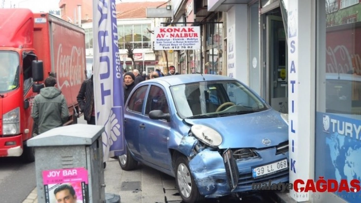 Kırklareli'de kontrolden çıkan otomobil iş yerine daldı