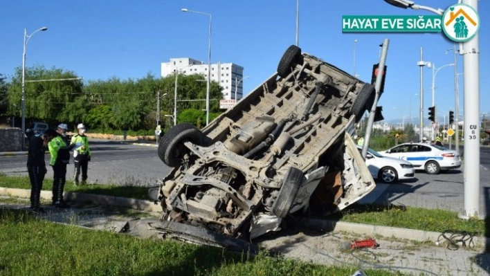 Kırmızı ışıkta geçen otomobil minibüse çarptı: 3 yaralı