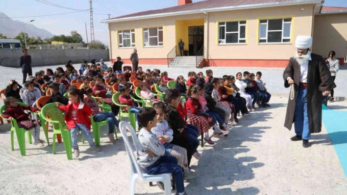 Kırsal mahallelerdeki çocuklar için tiyatro etkinliği