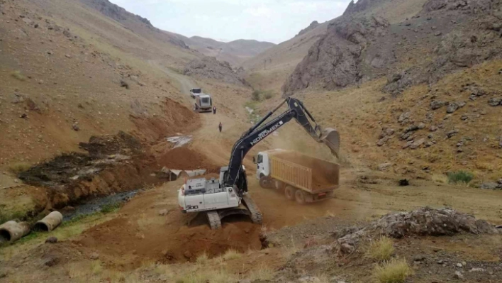 Kırsalda yol iyileştirme çalışması