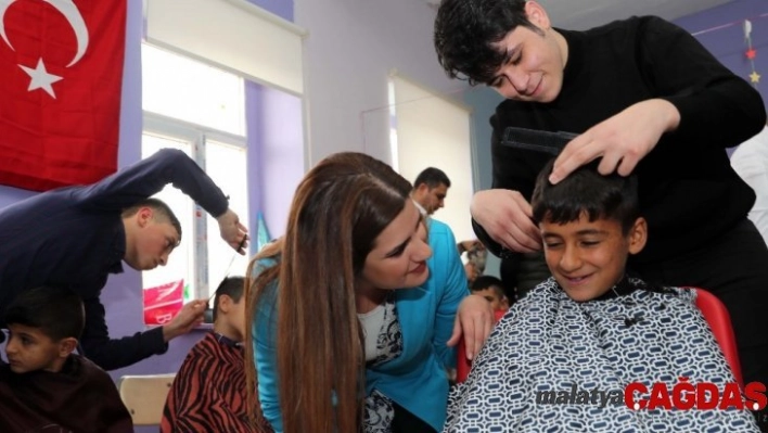 Kırsaldaki mahallelerdeki öğrencilere kuaför hizmeti