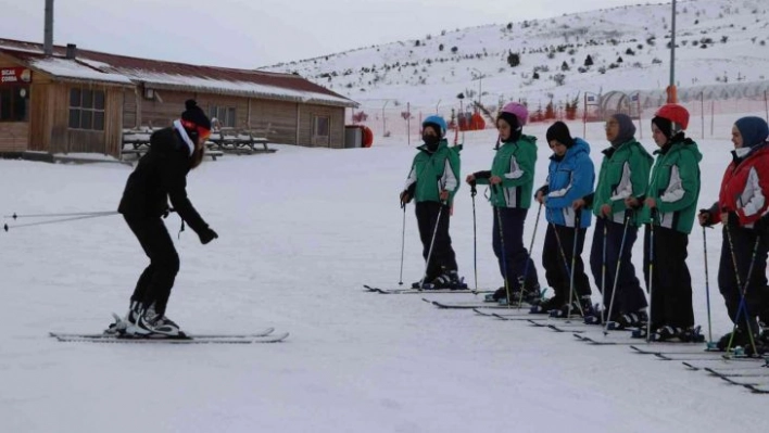 Kırsaldaki öğrenciler kayakla tanışıyor