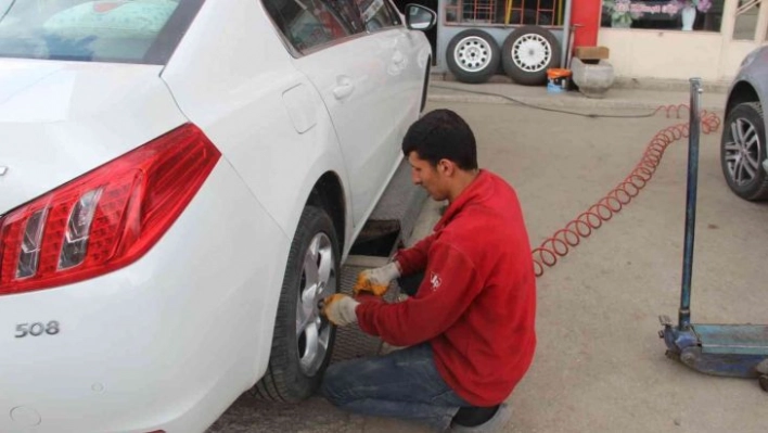 Kışı uzun süren Erzurum'da yaz mesaisi başladı, lastikçilerde yoğunluk oluştu