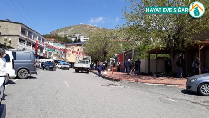 Kısıtlama kalktı, vatandaşlar sosyal mesafe kuralına uyarak dışarı çıktı