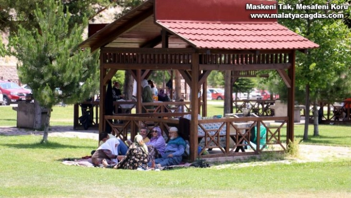 Kısıtlamasız ilk hafta sonunda piknikçiler kendilerini doğaya bıraktı