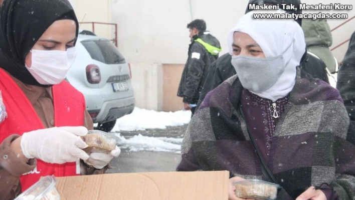 Kızılay Kadın Kolları gönüllüleri Berat Kandili nedeniyle helva dağıttı