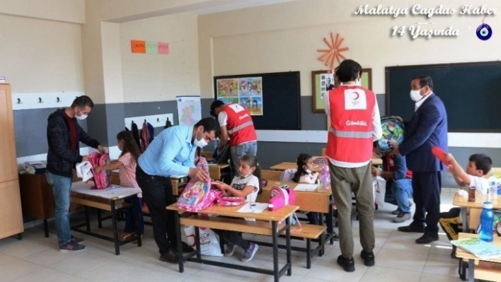 Köy okullarındaki çocukları unutmadı