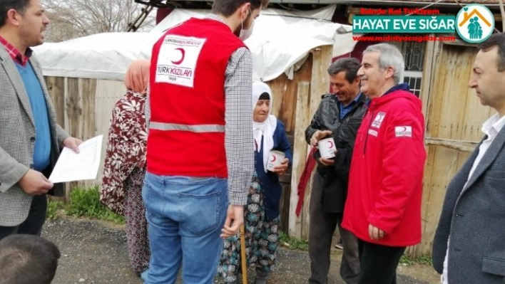 Kızılay, yardımları yaşlılara ulaştırıyor