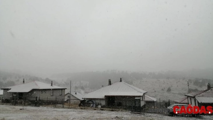 Kızılcahamam'a mevsimin ilk karı yağdı