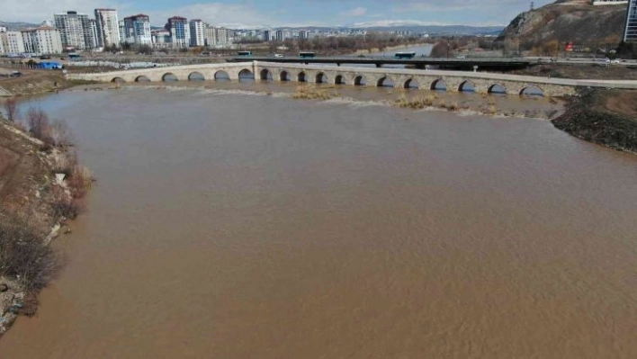 Kızılırmak'taki yüksek debi endişeyi umuda dönüştürdü