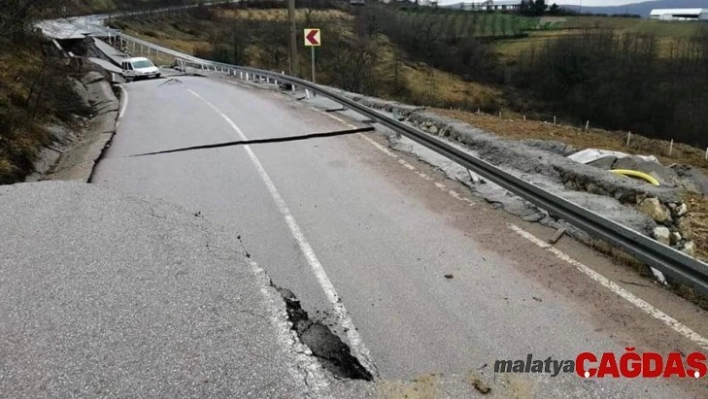 Kocaeli'de aşırı yağışlar nedeniyle yol çöktü