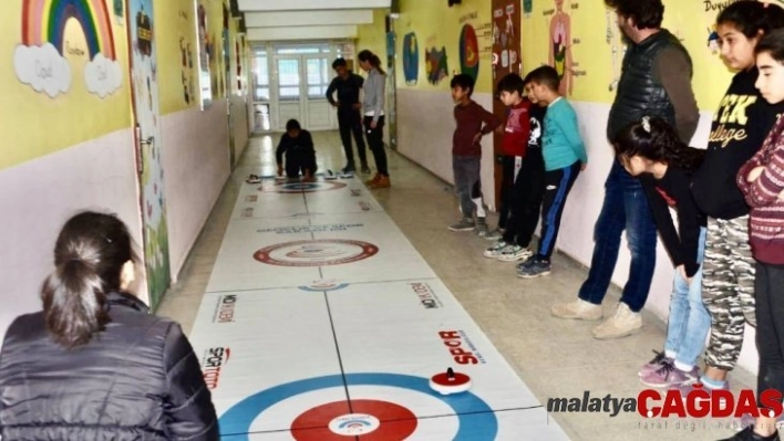 Kocagürlü öğrenciler Floor Curling'le tanıştı