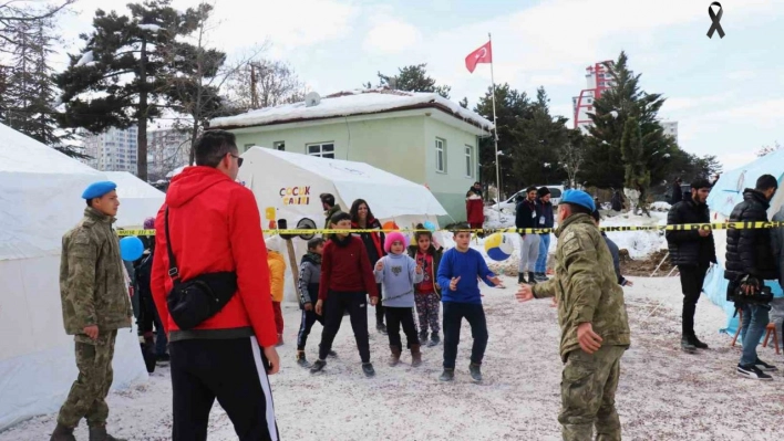 Komandolar ile depremzede çocukların kıran kırana voleybol maçı