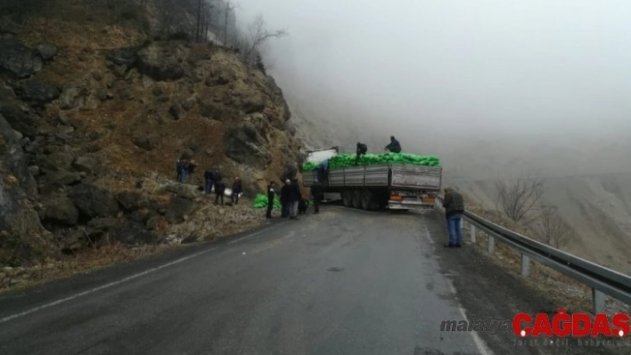 Kömür yüklü tır kontrolden çıktı: Araklı-Bayburt karayolu trafiğe kapandı