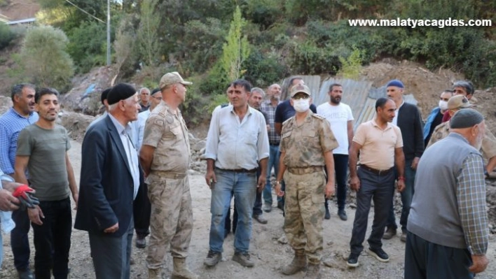 Komutanlar, ahırı yanan güvenlik korucusuyla bir araya geldi