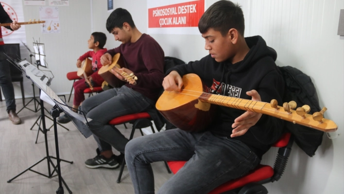 Konteyner kentte çocuklar bağlama çalmayı öğreniyor