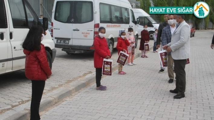 Konteyner kentte sosyal mesafeli kitap dağıtımı