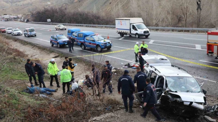 Kontrolden çıkan hafif ticari araç bariyerlere çarptı: 2 ölü, 3 yaralı