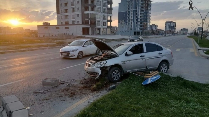 Kontrolden çıkan otomobil refüje çarptı: 6 yaralı