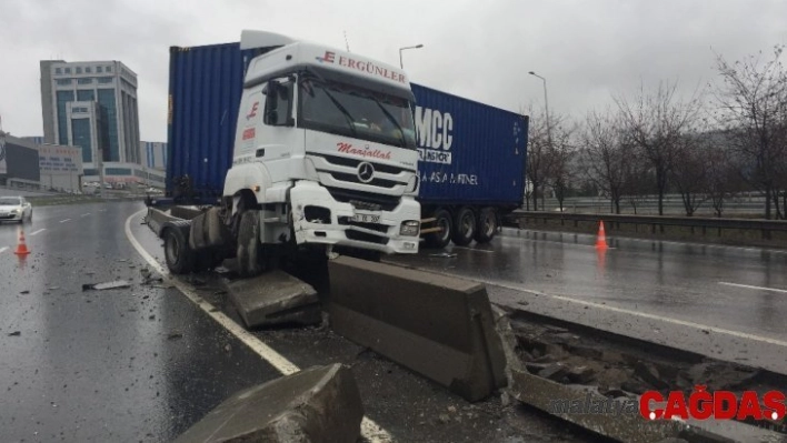 Kontrolden çıkan tır beton bariyerlere çarptı