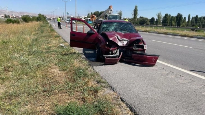 Kontrolden çıktı aydınlatma direğine çarptı