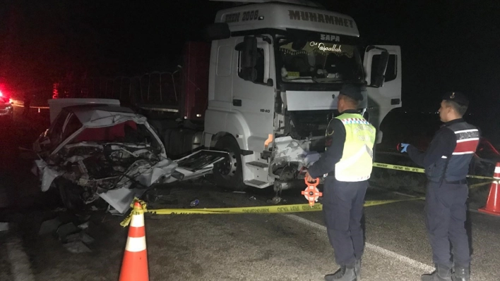 Konya'da TIR ile çarpışan otomobil sürücüsü hayatını kaybetti