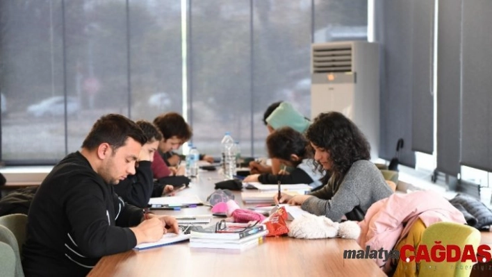 Konyaaltı Belediyesi Gençlik Lokaline yoğun ilgi