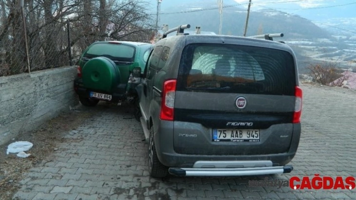 Köpeğe çarpmamak için park halindeki araca çarptı