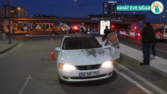 Köprünün altından geçerken aracının üzerine boru düştü