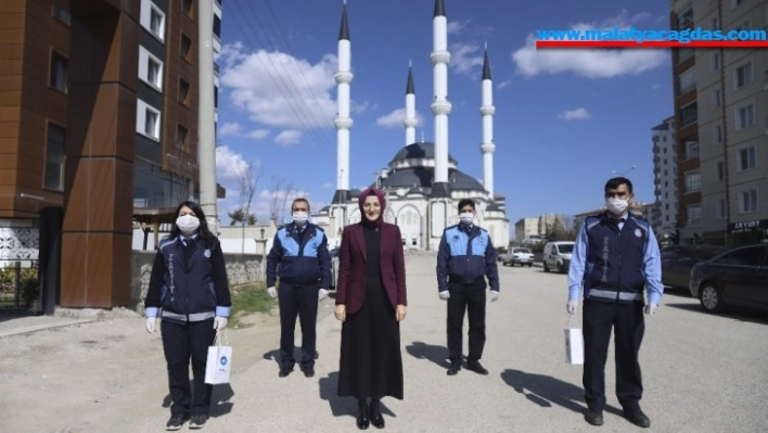 Korona virüse savaş açan Akyurt'ta vatandaşlara el dezenfektanı dağıtıldı