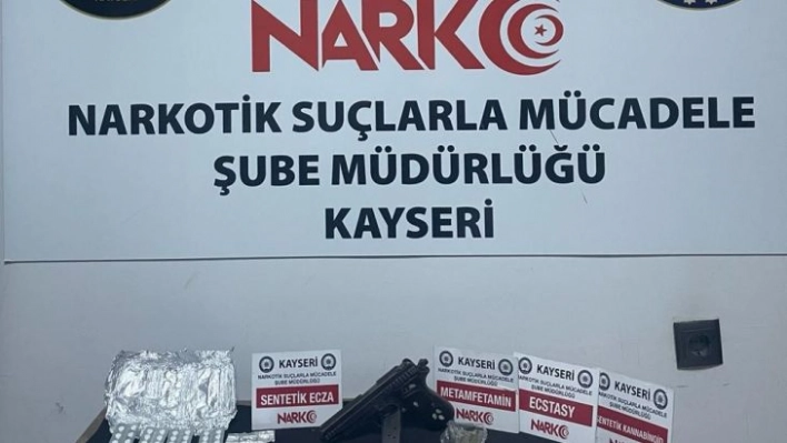 Kovalama sonucu yakalanan araçta uyuşturucu ve tarihi sikke çıktı