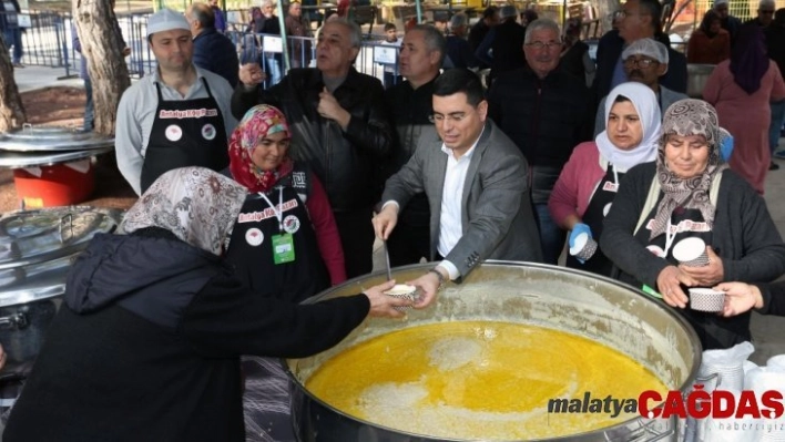 Köy pazarında panayır havası yaşanıyor