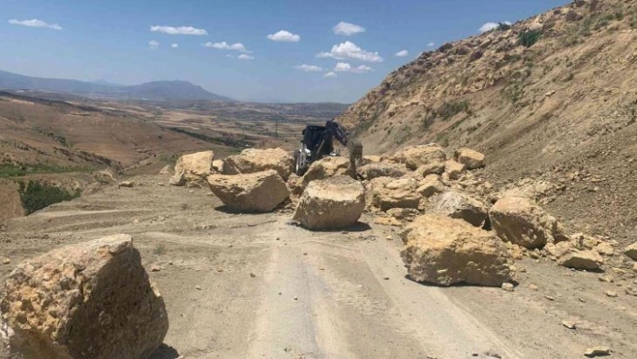 Köy yollarında risk oluşturan kayalar temizleniyor