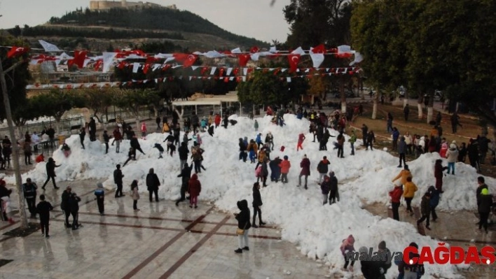 Köy yollarını kapatan tonlarca kar şehirde çocukların eğlencesi oldu