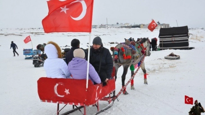 Köylü gençler misafirlere Eskimo usulü balık tutturuyor