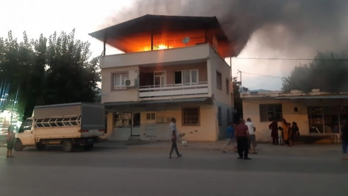 Kozan'da çatı katında yangın