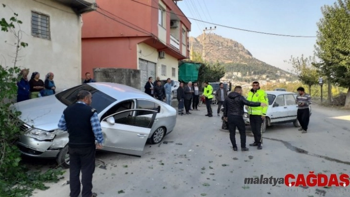 Kozan'da otomobiller kafa kafaya çarpıştı: 1 yaralı