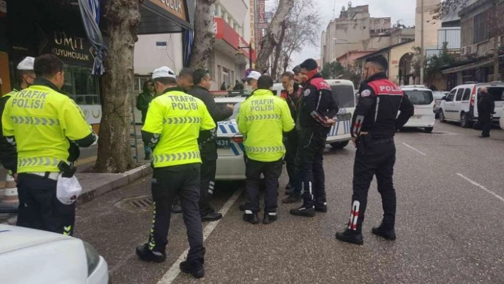 Kucağındaki çocukla araç kullanan sürücüye ceza